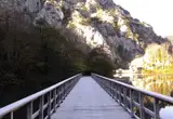 Senda del Oso junto al embalse de Valdemurio